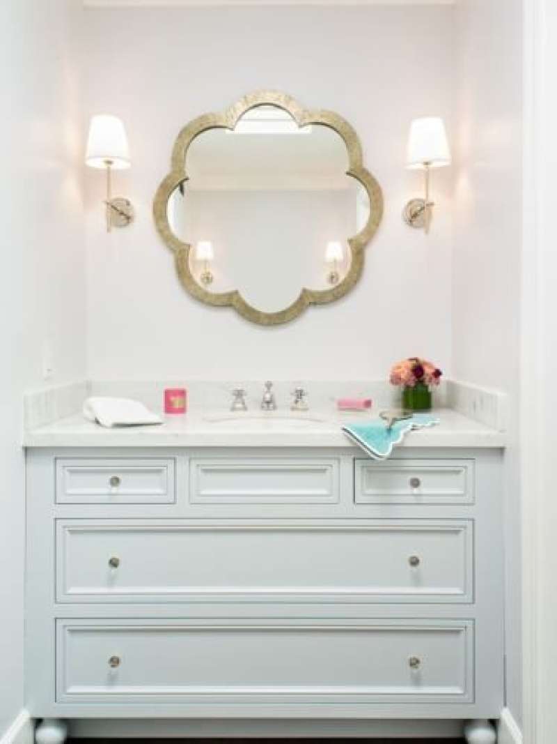 Ogledalo netradicionalne oblike je preprost in učinkovit način, kako narediti poudarek v kopalnici, ne glede na stil ali velikost. Vintage stil ponuja zanimive oblike in številne modele. To je odličen