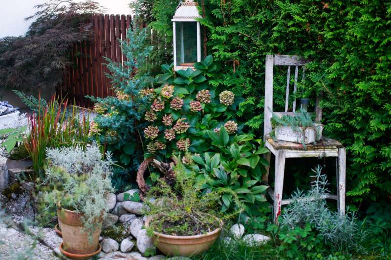 Tudi na vrtu je moč začutiti lepote Provanse, saj je vrtno pohištvo skrbno izbrano.