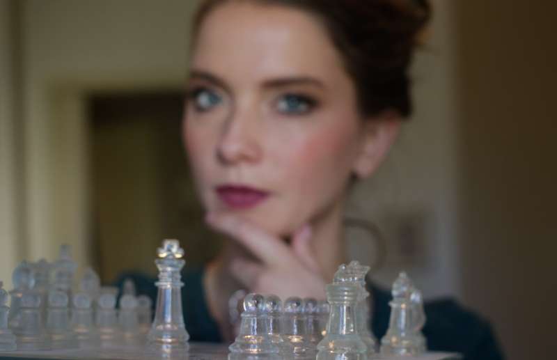 Šah voditeljico spominja na čase, ko so celotno družino povezovale družabne igre, ob katerih je bilo treba razmišljati.