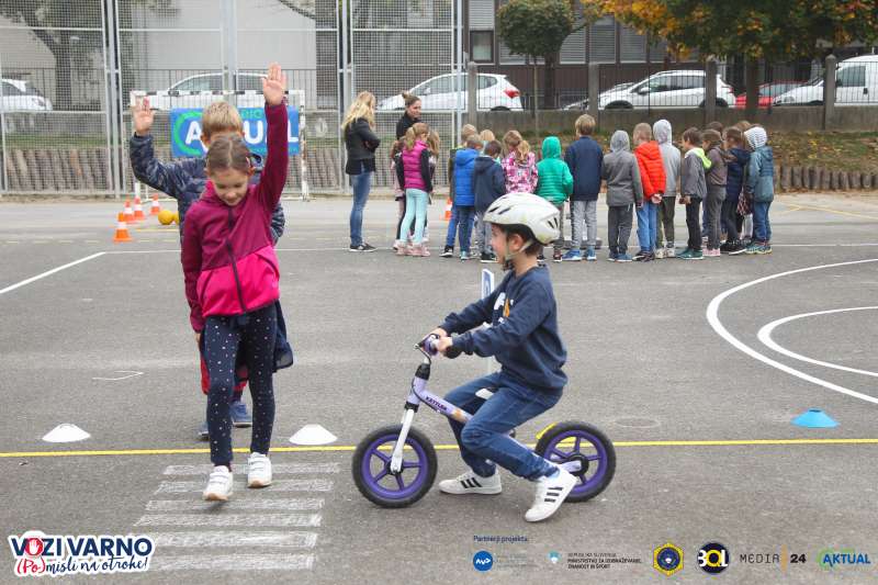 Otroci so se na poligonu Javne agencije RS za varnost prometa skozi igro veliko naučili.