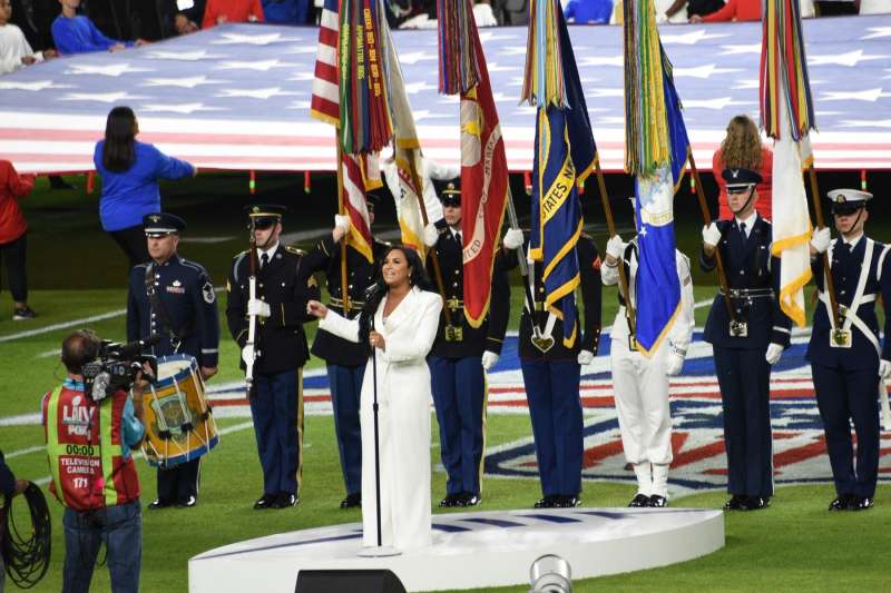 Demi Lovato je pred začetkom tekme finala ameriškega nogometa NFL odpela ameriško himno.