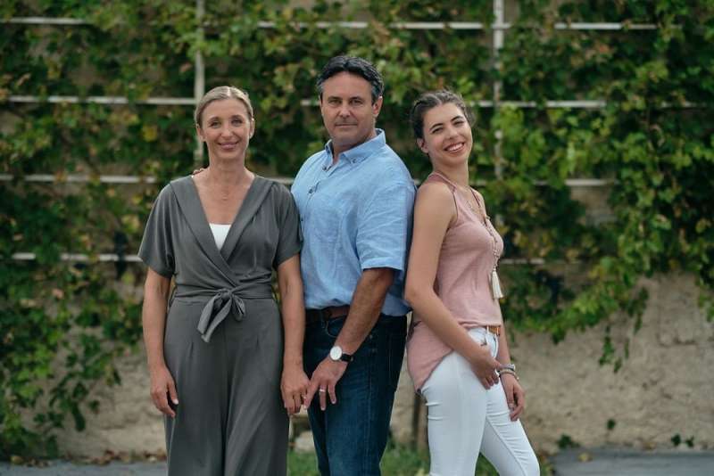 Družina Jug: Ksenija Jug (Helena Peršuh), Boris Jug (Jernej Kuntner) in Tanja Jug (Anuša Kodelja)