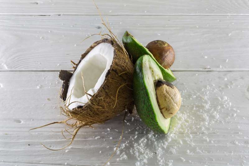 Kokos in avokado sta dobra vira zdravih maščob.