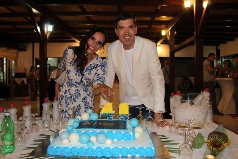 Lorella Flego in Mario Galunič ob torti velikanki.