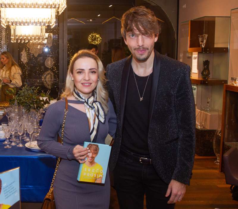 Aljoši je za novo knjigo čestitala tudi vplivnica Ana Žontar Kristanc, ki ima tudi sama kar nekaj izkušenj s pisateljskim peresom, le da v bolj iz kulinaričnih voda.