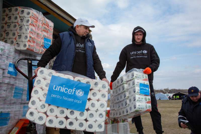 UNICEF je pred dnevi na mejo med Moldavijo in Ukrajino dostavil  štiri tone osnovnih higienskih pripomočkov za otroke in družine, vključno z otroškimi plenicami.