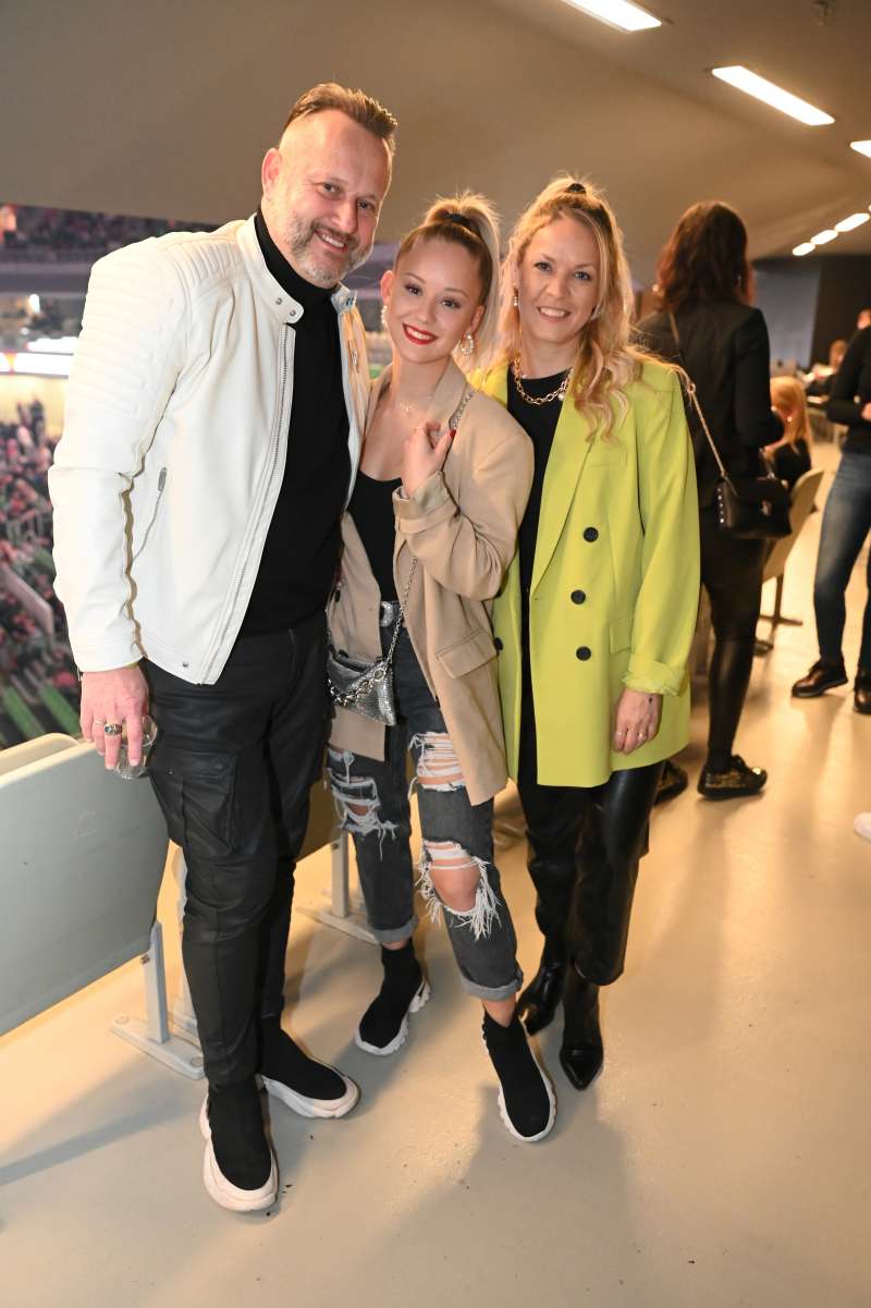 Glasbenik Miki Vlahovič je na koncert pripeljal svoji dami: hčerko Tio in ženo Petro.