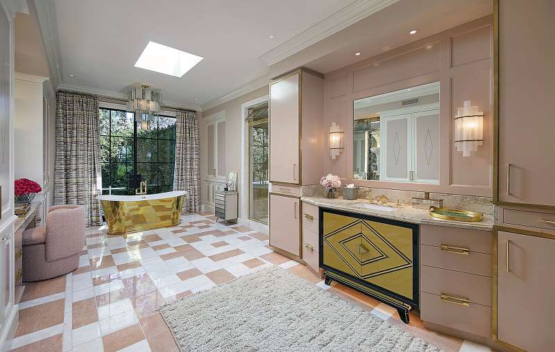 Ena od kar 17 kopalnic je odeta v rožnato in dopolnjena z zlatimi akcenti. V njej sta tudi zlata kad in velika miza za ličenje.