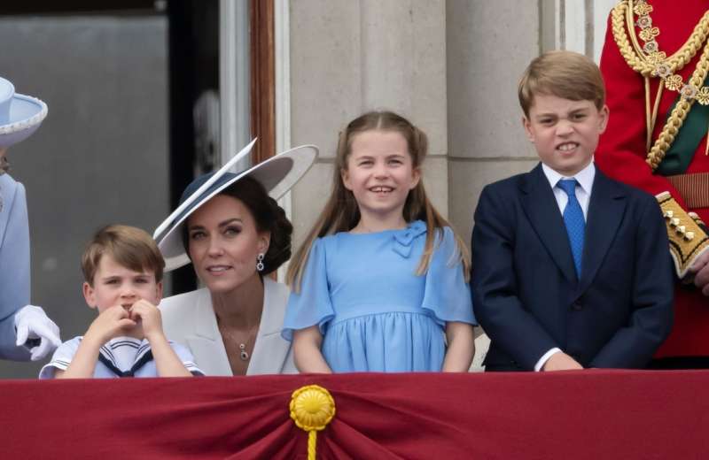 Del britanske kraljeve družine na balkonu Buckinghamske palače