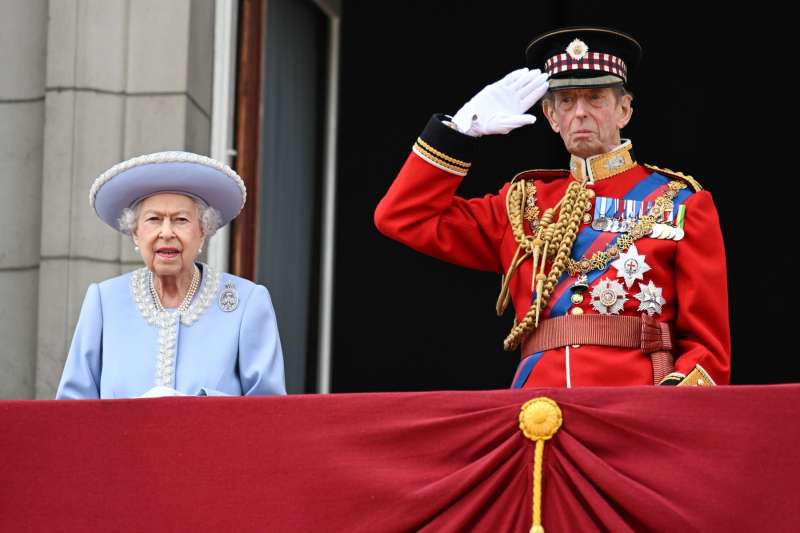 Kraljica je pozdravila svoje podanike z balkona.