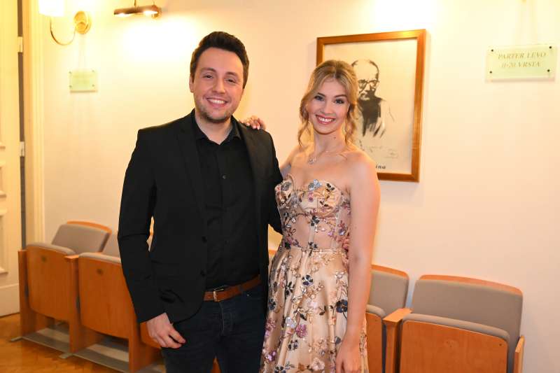 Glasbena zakonca Alex Volasko in Saša Lešnjek.