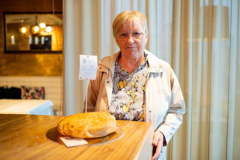 Irena Kumer s svojim kruhom iz pirine moke.