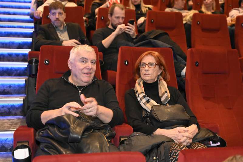 Zoran Predin je v kino peljal taščo Helgo. Zoranova hči Zarja je bila sicer kostomografinja filma.