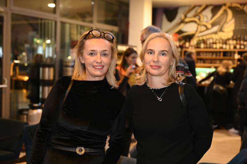 Umetnica in žena Aleksandra Čeferina, Barbara Čeferin (desno)