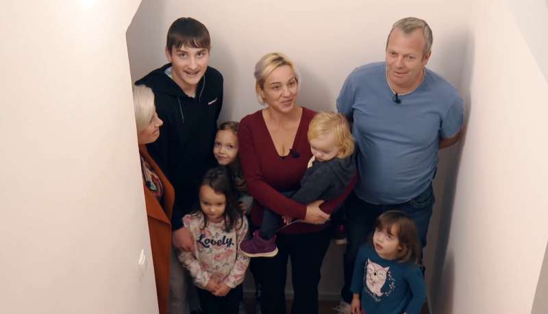 Navdušena družina ob pogledu na stopnišče, ki vodi v mansardo.