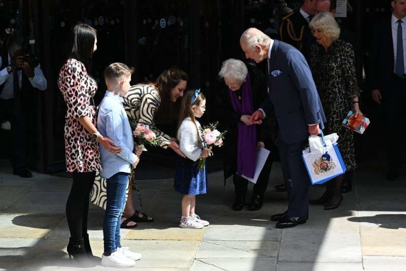 Britanski kralj se je z obiskom centra za zdravljenje raka vrnil v javnost.