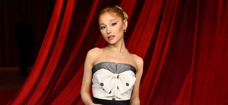 Ariana Grande v kreaciji modne hiše Balmain ustvarjeni posebej za njo.