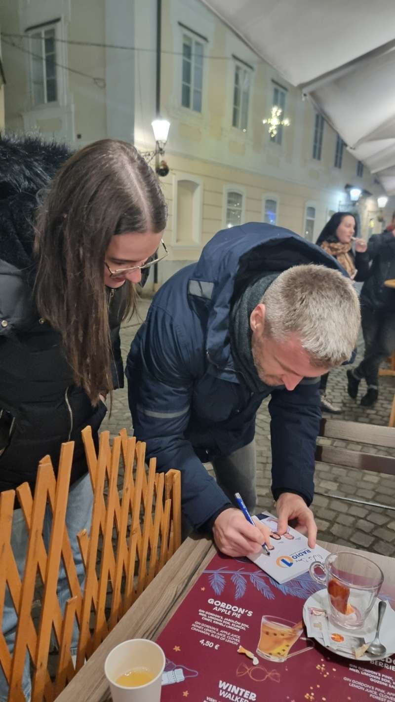 Miha Deželak in Lara Tošić ogrela Ljubljano z dobrodelnim kuhanim vinom.