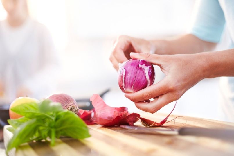S čebulnimi in česnovimi olupki do krepkega zdravja.