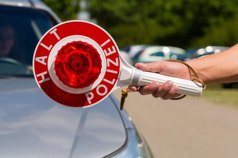 Hrvatica z BMW-jem po Avstriji pred policisti drvela kot sneta sekira.
