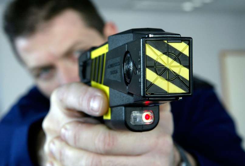 Policisti 10-letnico onemogočili z električnim paralizatorjem.