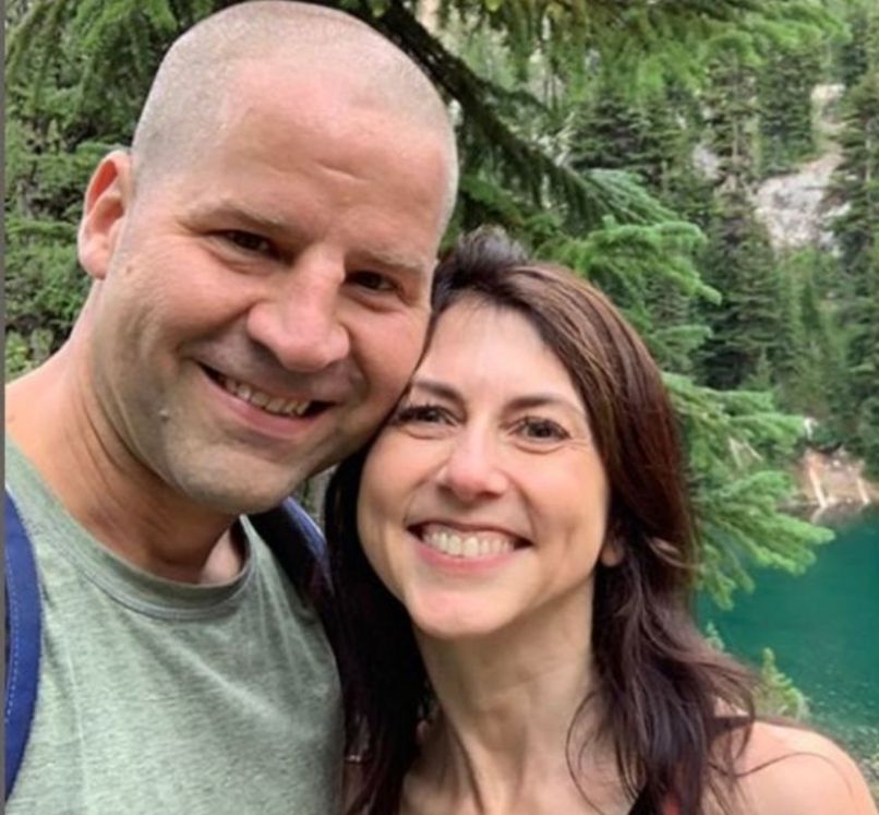 Kdo je srečnež, ki se je poročil z nekdanjo Bezosovo ženo ? Učitelj znanosti Dan Jewett.