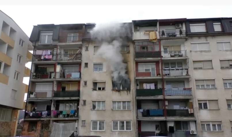 Otrok umrl v požaru, priklenjen naj bi bil z verigami, policisti prijeli mater.