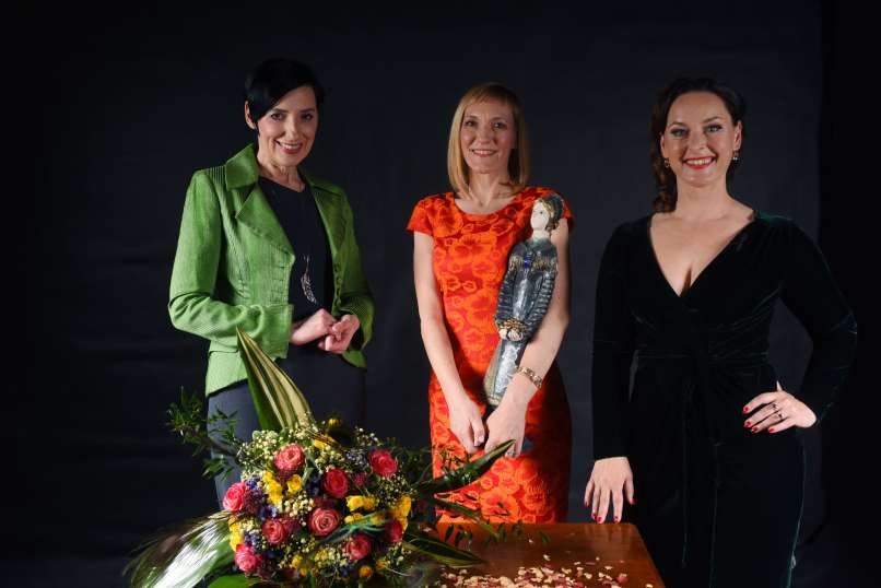 Melita Berzelak, Natalija Spark y la presentadora Blažka Müller