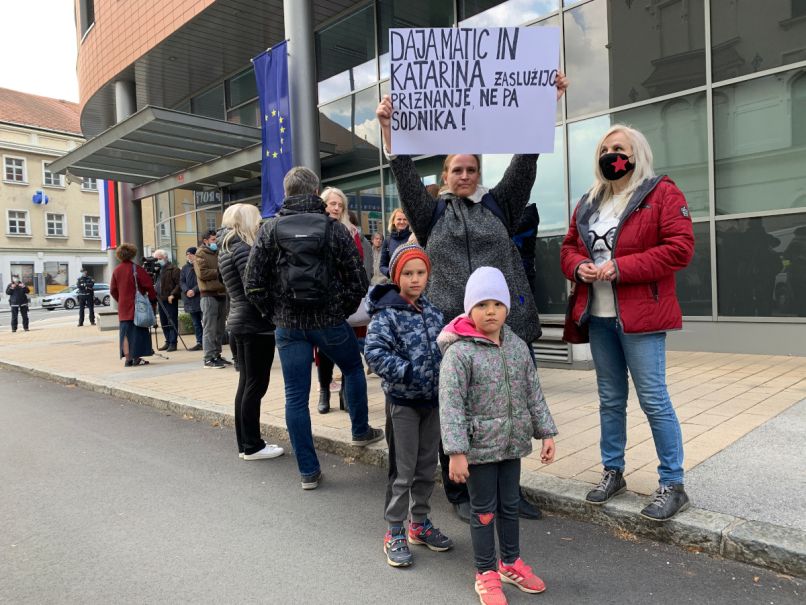 Protest - sodišče ustavilo postopek zoper mariborsko dijakinjo.