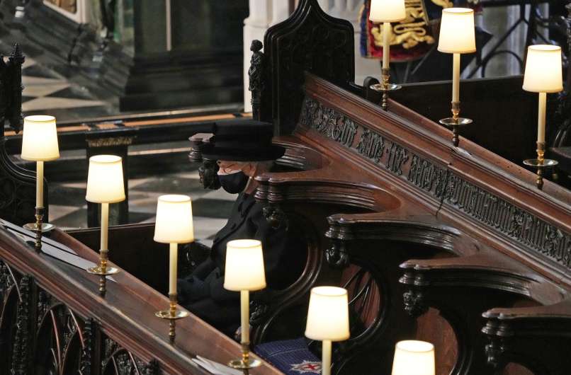 Ganljivo: tako je kraljica, ko je sama sedela v prvi vrsti, ob sebi 