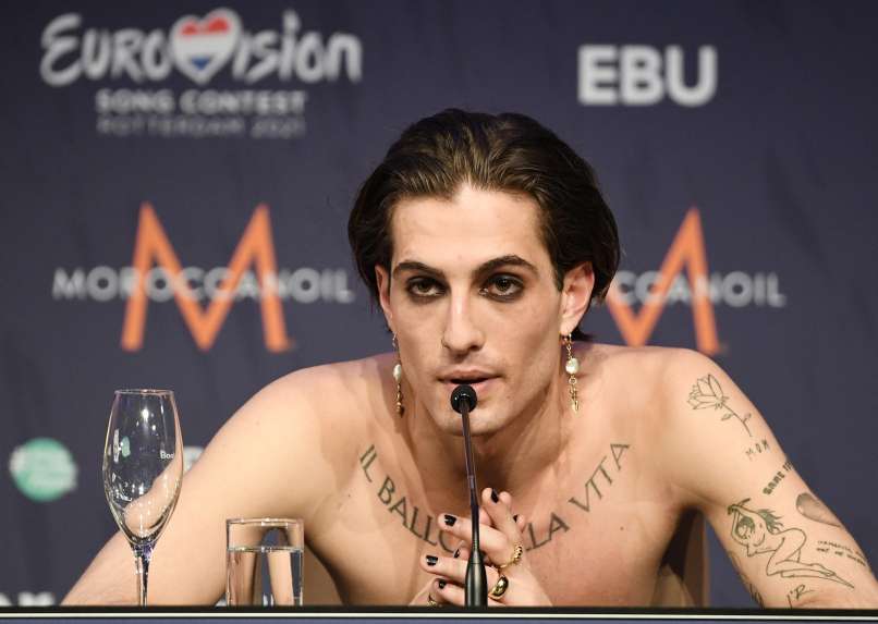 Italijanski pevec objavil fotografijo v mini krilu, oboževalke navdušene.