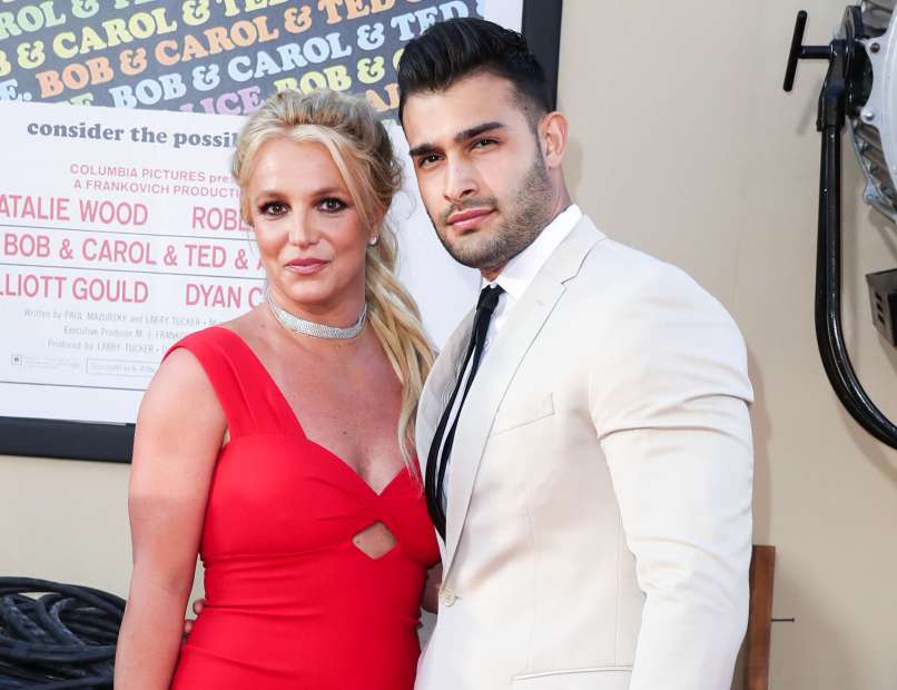 39-letna Britney Spears in 27-letni v Iranu rojeni igralec Sam Asghari sta preko Instagrama sporočila, da sta se po petih letih zveze zaročila. Novico je nato potrdil tudi njegov predstavnik za tisk.