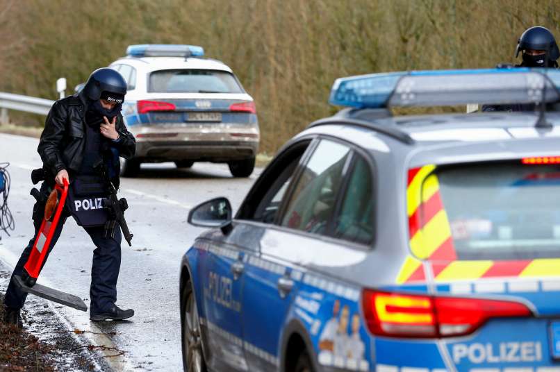 In Deutschland wurden zwei Verdächtige wegen Mordes an jungen Polizisten festgenommen