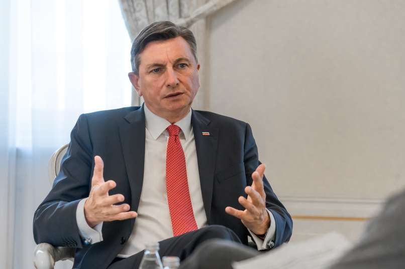 Borut Pahor - ležeča