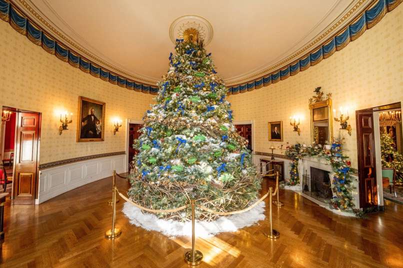 La Maison Blanche est décorée de 77 sapins de Noël et de plus de 83 000 lumières colorées