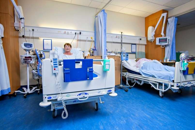 Unter Schock stellte eine 72-jährige Patientin ihrer 79-jährigen Mitpatientin im Nebenbett zweimal die Sauerstoffzufuhr ab
