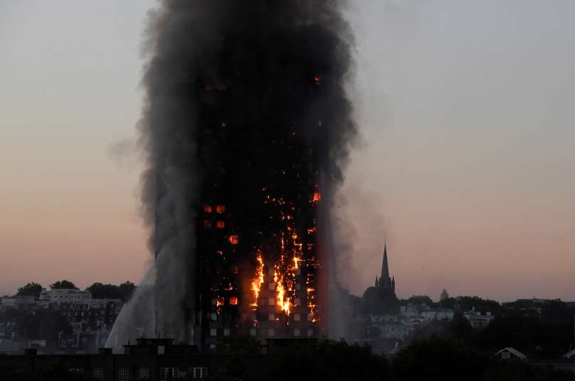 Požar je z neverjetno hitrostjo najprej zajel zunanji del stolpnice Grenfell Tower, v kateri so prebivali revnejši prebivalci mesta.