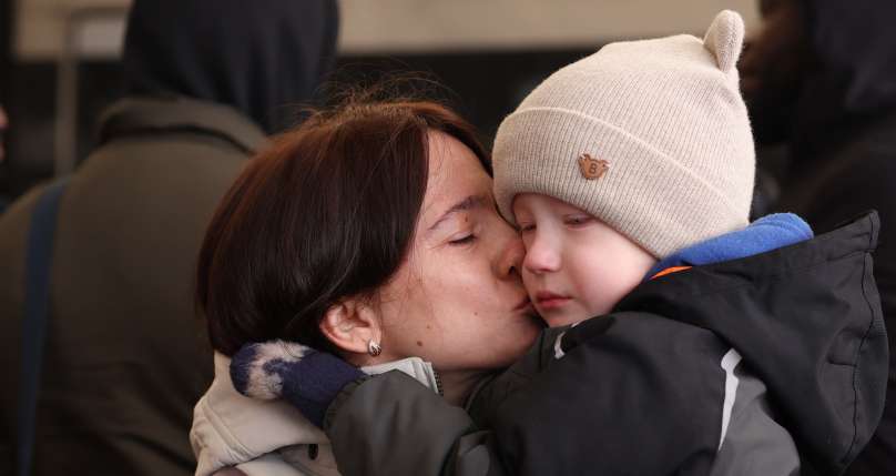 Otroci in družine v Lvovu v Ukrajini na mrazu čakajo, da se vkrcajo na evakuacijski vlak do Poljske. Vse več otrok je prisiljenih zapustiti svoje domove.