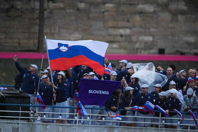 Slovenski športniki na otvoritvi olimpijskih iger v Parizu.