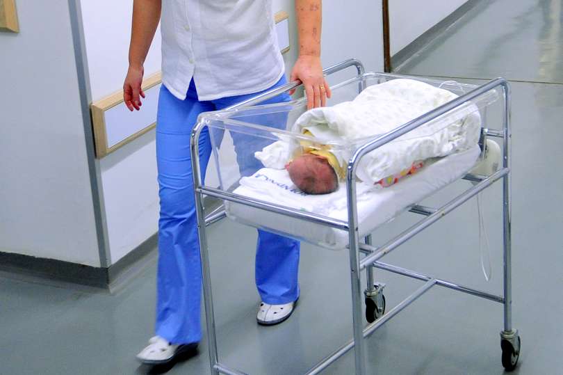 novorojenček dojenček porodnišnica rojstvo