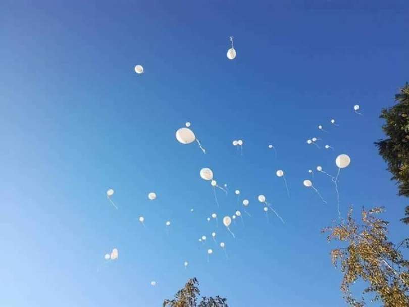 beli baloni, spominski dan