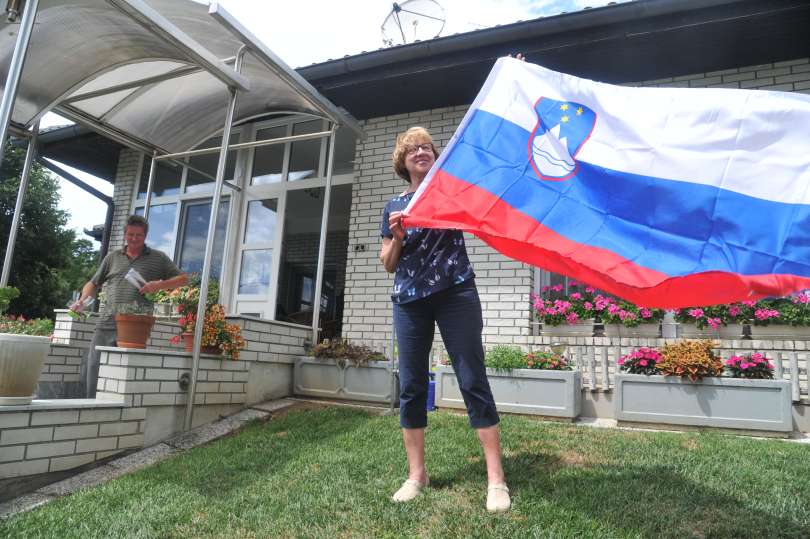 Marina Žerdin v Mirišču razvila slovensko zastavo