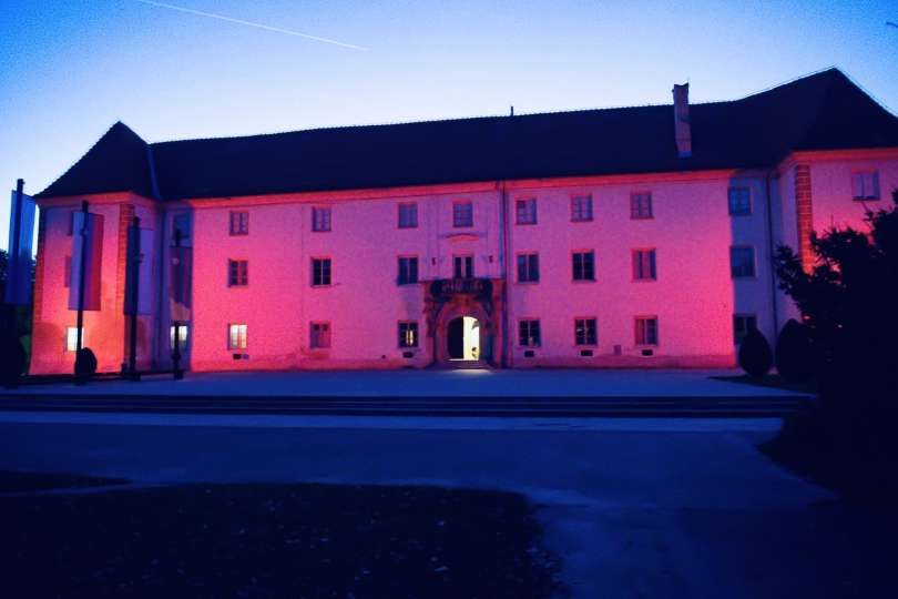 Soboški grad so odeli v rdečo barvo. Fotografija je simbolična.