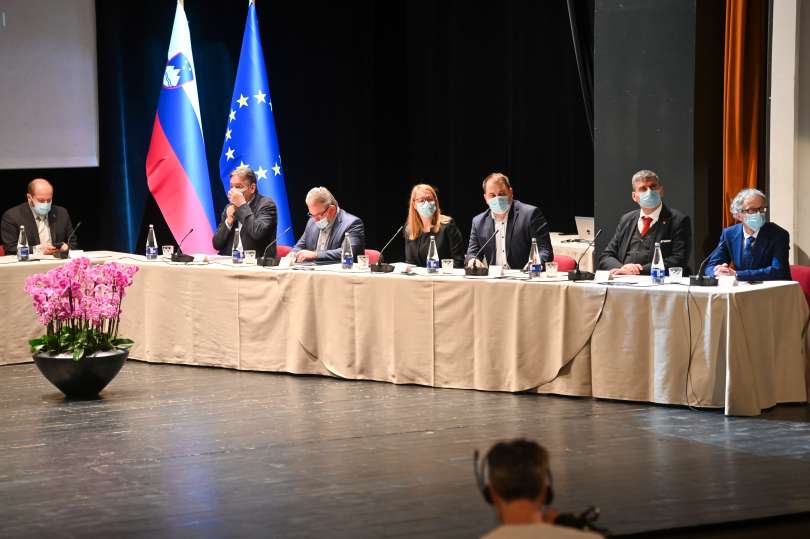 javna-tribuna, srečanje-vlade-republike-slovenije, župani, gospodarstveniki, obisk-vlade-v-pomurju