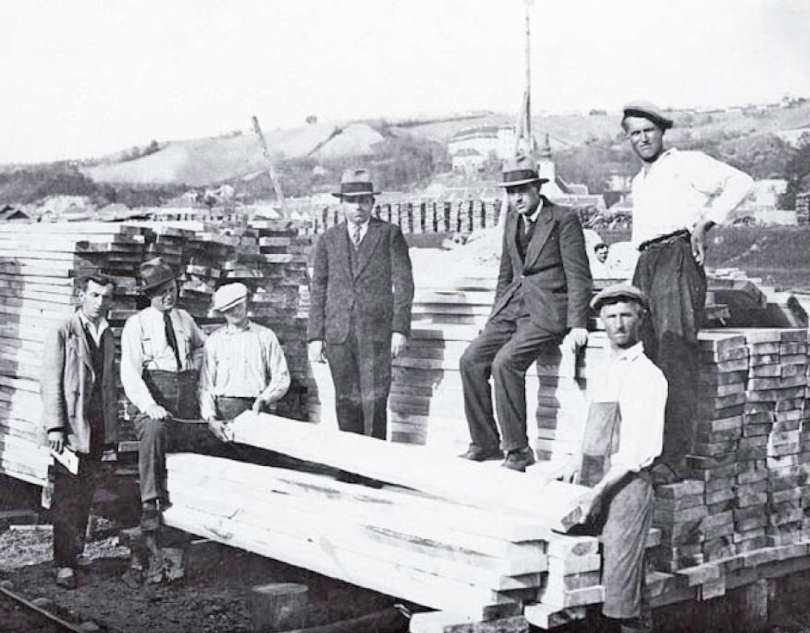 2_Geza Fejto (na sredini) z delavci Našičke v Dolnji Lendavi