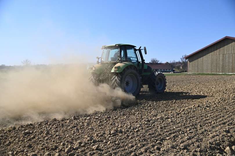 poljedeljstvo, kmetovanje, suša, traktor, njiva