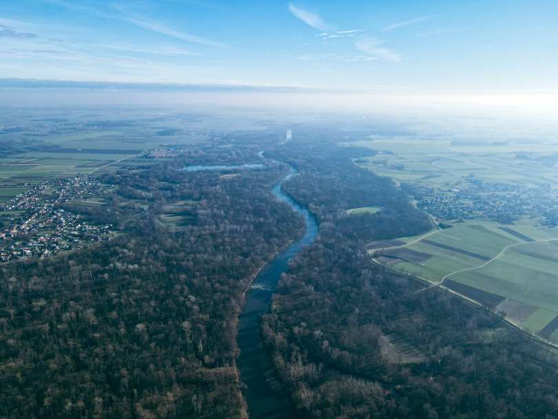 Občine z levega in desnega brega reke Mure se trudijo črpati evropska sredstva. Bo njihov pogled v letu 2023 veder? Foto Jure Kljajić