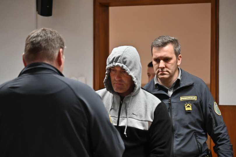 47-letni Mitja Orešek ni priznal krivde, da je 10. septembra lani v družinski hiši v  Peskovcih umoril svojo 35-letno partnerko.