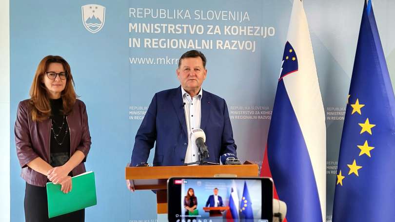 Miinister za kohezijo in regionalni razvoj Aleksander Jevšek in državna sekretarka Andreja Katič sta predstavila vsebino javnega razpisa za sofinanciranje projektov na obmejnih problemskih območjih.
