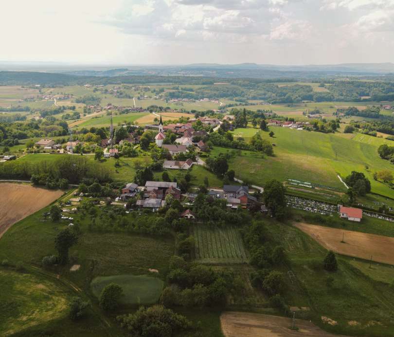 Oddajnik, ki stoji v bližini cerkve, bodo v prihodnjem letu iz Pečarovec preselili v Kuštanovce.